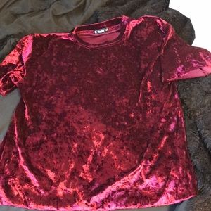 Tee shirt with a maroon color